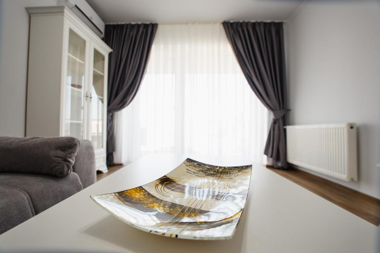 Bright & Elegant Central Apartment Орадеа Екстериор снимка