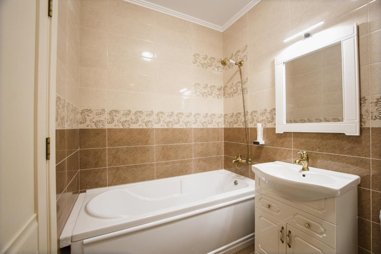 Bright & Elegant Central Apartment Орадеа Екстериор снимка